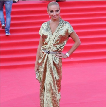 Татьяна Навка в золотом платье произвела фурор на красной дорожке ММКФ