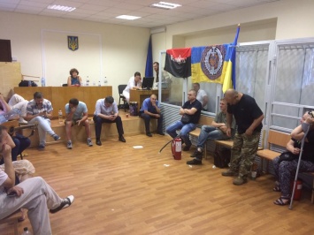 Активисты, защищающие "айдаровца" Батю провели ночь в забаррикадированном Печерском суде