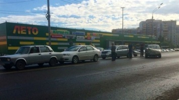 В Барнауле у «Макдоналдса» четыре автомобиля сошлись с ДТП паровозиком