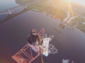 Киевский экстремал покорил 200-метровую высоту запорожских мостов (Видео)