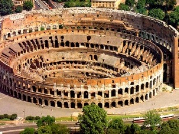 В Италии древнеримский Колизей отмыли от грязи
