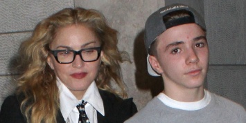 Мадонна отдыхает вместе с сыном Рокко в Лондоне