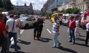 Бойцы добровольческих батальонов перекрыли улицу Крещатик