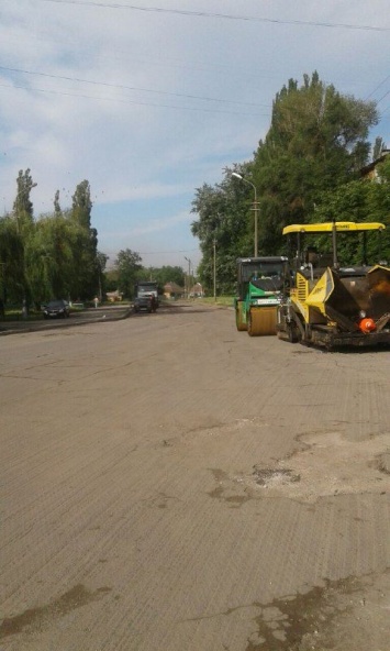 В Металлургическом районе продолжается ремонт дорог (фото)