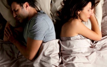 Что расскажет об отношениях поза для сна