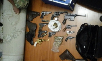 В доме у чиновника времен Януковича нашли крупный арсенал оружия с золотым револьвером (фото)