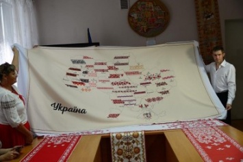 Запорожские мастерицы вышивают свой регион на карте Украины (ФОТО)