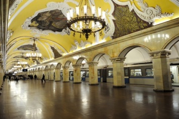 В московском метро идет раздача воды и влажных салфеток