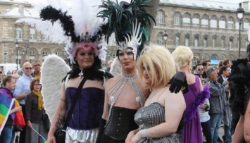 Не страшны нам террористы: в Париже состоялся гей-парад