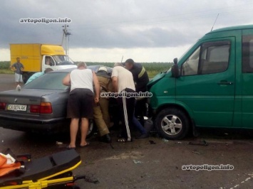 ДТП на Киевщине: в столкновении BMW и Mercedes Sprinter травмировано двое. ФОТО