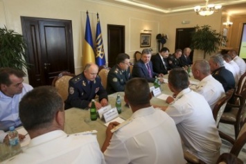Порошенко призвал сделать все для военных, которые вышли из Крыма