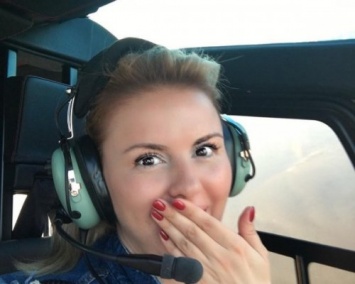 Анна Семенович осваивает профессию летчика