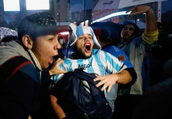Аргентина вышла на массовый митинг, чтоб уговорить Месси остаться в сборной