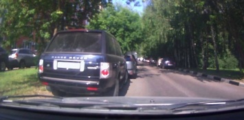 В Ростове после ДТП с внедорожником Range Rover загорелся Mercedes