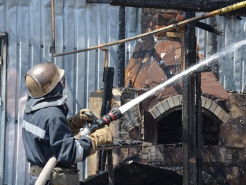 В Николаеве спасатели тужили масштабный пожар на СТО