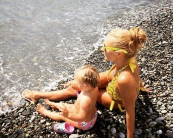 Татьяна Навка опубликовала фото с дочерью на сочинском пляже