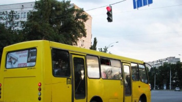 В Киеве из маршрутки выпала пенсионерка