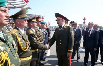 Лукашенко обещает продолжать укреплять армию Белоруссии
