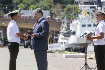 Порошенко пообещал морякам из Крыма квартиры в Одессе