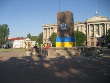 В Николаеве начали демонтировать постамент памятника Ленину