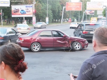 В Киевском районе Одессы не смогли разъехаться две иномарки (фото)