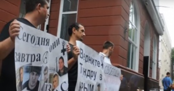 В Крыму разогнали акцию в поддержку политзаключенных (ВИДЕО)