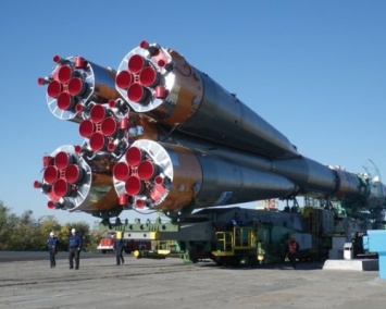 Ракета-носитель "Союз-ФГ" установлена на стартовый стол Байконура