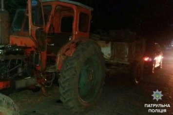 В Полтаве ночью полиция остановила трактор, груженый металлоломом