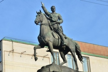 В Киеве предлагают заменить памятник Щорсу на "батька Махно"