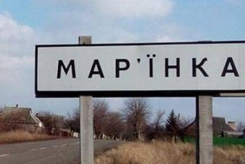 Марьинку обстреливают: мины падают в 800 метрах от очереди на блокпосту