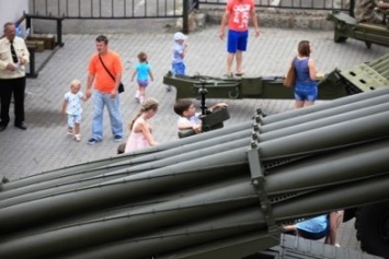 В Одессе моряки дали потрогать свои пушки (ФОТО)