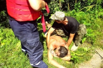 На Полтавщине спасатели чудом успели вытащить мужчину из воды