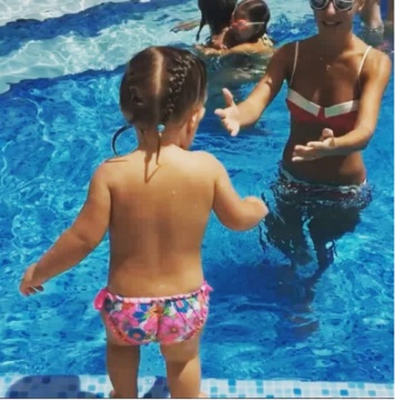 Татьяна Навка на отдыхе учит дочь плавать