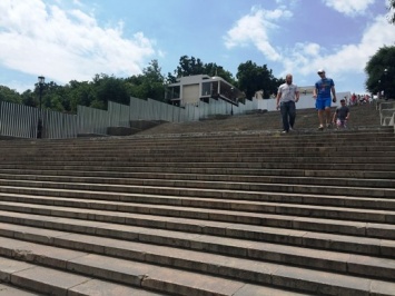 Огороженный участок Потемкинской лестницы откроют до кинофестиваля. Фото