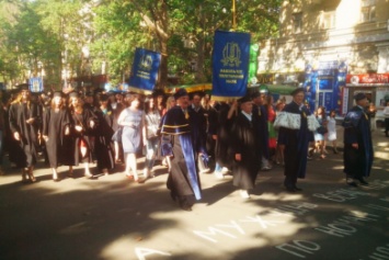 Выпускники "Могилянки" прошлись торжественным маршем по центральной улице Николаева (ФОТО)