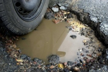 Аксенов запретил дорожным службам ямочный ремонт - крымчане берут лопаты в руки и самостоятельно «латают» выбоины (ВИДЕОФАКТ)