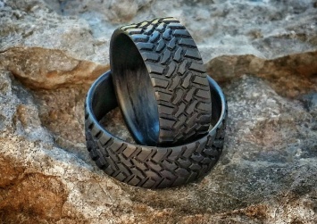 Обручальные кольца в виде покрышек, сделанные из карбона!