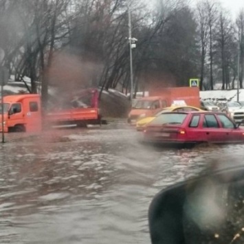 В Москве сильный ливень затопил Севастопольский проспект