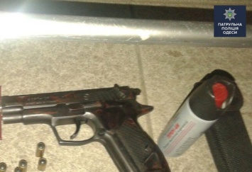 В Одессе пьяный хулиган угрожал посетителям магазина пистолетом