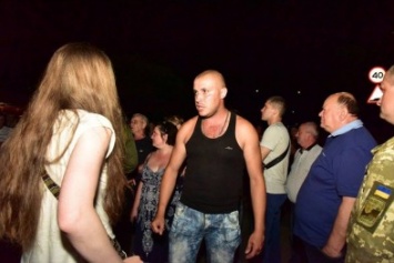 В Донецкой области произошли беспорядки - толпа пыталась остановить перемещение военной техники ВСУ (ФОТО)