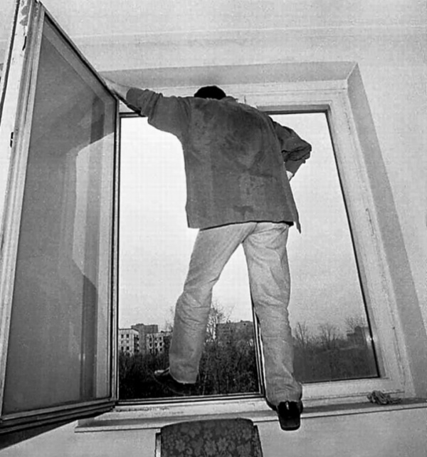 В Калининграде из окна 10-го этажа выпал мужчина