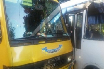Возле гостиницы «Украина» в Чернигове столкнулись две маршрутки