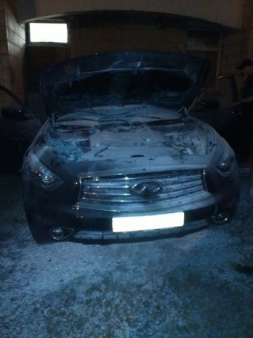 На Дарнице в Киеве неизвестные подожгли автомобиль Infinity, припаркованный во дворе многоэтажки