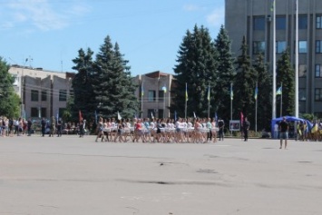 На площадь Славянска сходятся люди, прошло выступление подразделения барабанщиц (фотофакт)
