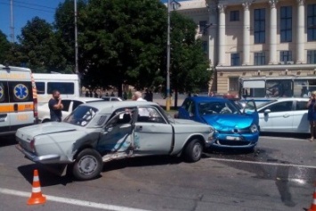 В центре Запорожья - серьезная авария: образовалась большая пробка, - ФОТО