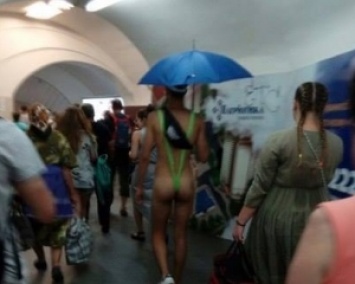 Парень в голом "купальнике Бората" в киевском метро (ФОТО)