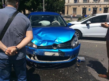 Напротив запорожской мэрии столкнулись три авто - есть пострадавшие