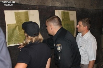 Патрульные полицейские Кременчуга сдают зачет по огневой подготовке (ФОТО)