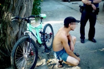 Патрульные Днепра задержали подозреваемого в грабеже и вернули велосипед
