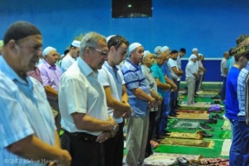 1,5 тысячи мусульман собрались в ДКП Симферополя на праздничную молитву